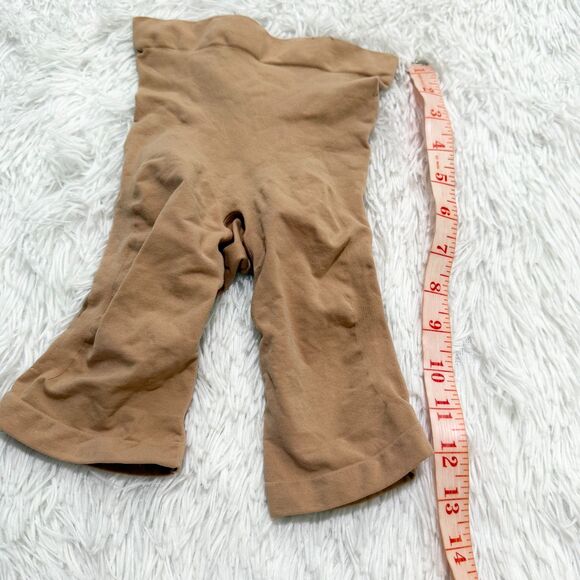 Women SKIMS Seamless Sculpt Mid Thigh Thong in Clay Size Extra Small - Picture 4 of 7